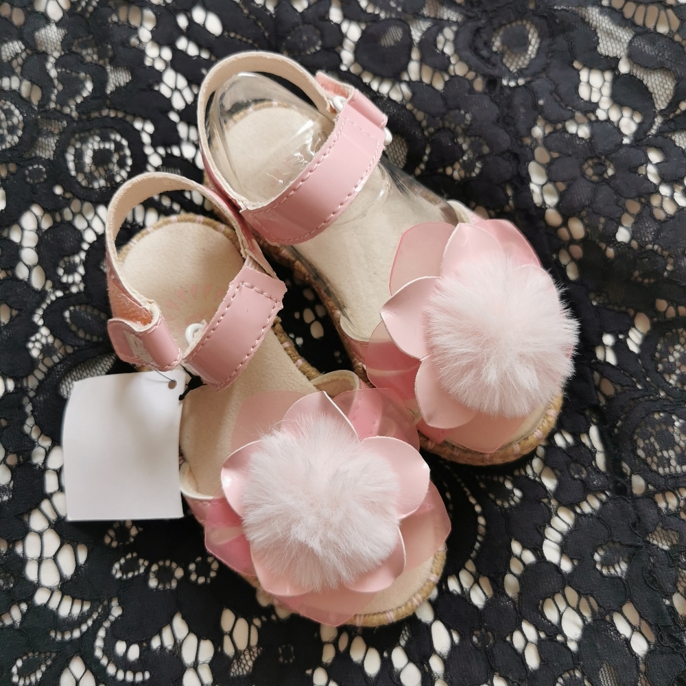 2/ 60 UGG Toddler Soothing Flower Sandals - Picture 1 of 11